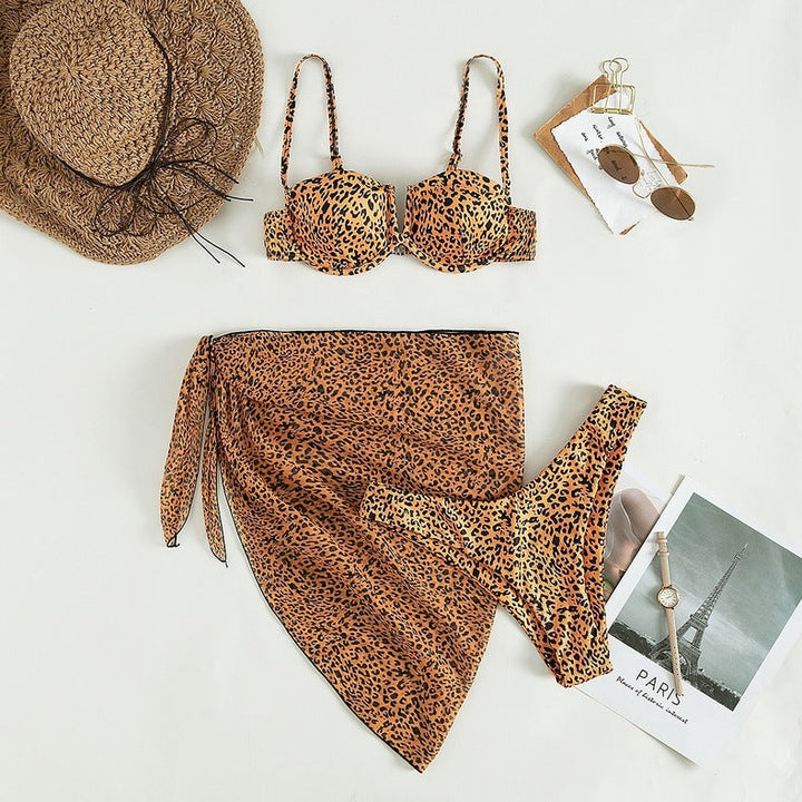 Three-piece beach bikini with floral pattern