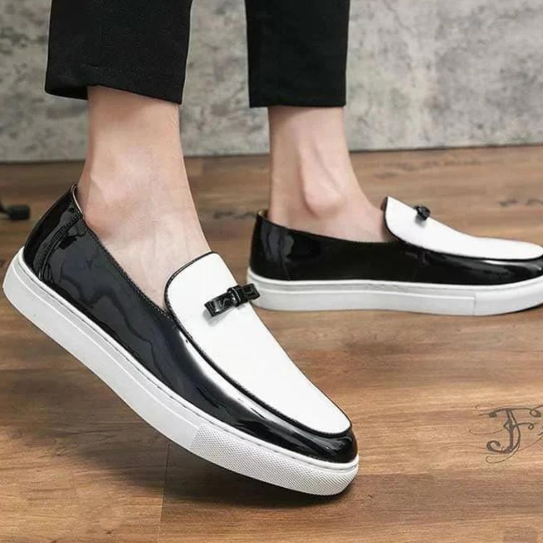 Fashionable loafers in two-colour design with buckle