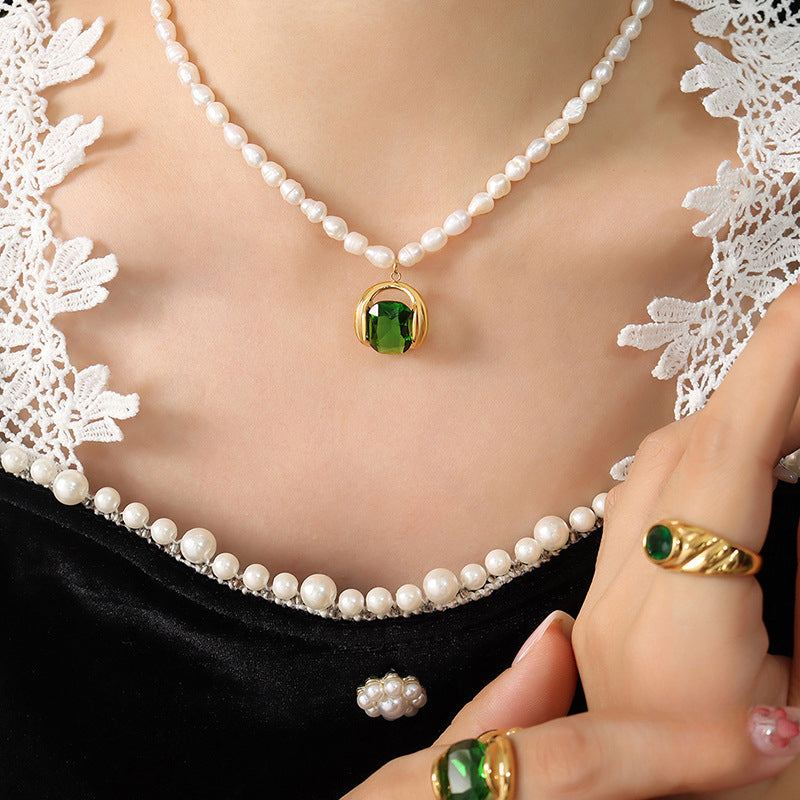 Elegant pearl necklace with green zircon pendant