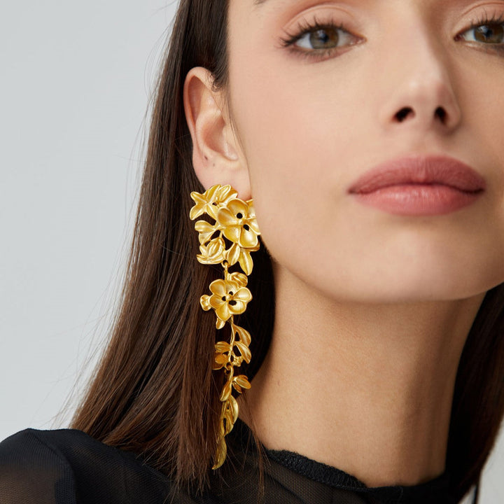 Flower cascade earrings in gold look