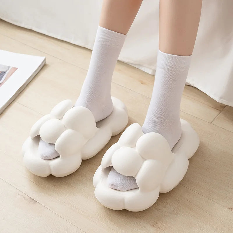 Cosy knotted slippers with soft texture