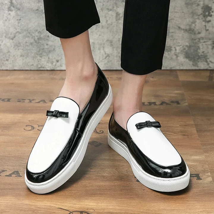 Fashionable loafers in two-colour design with buckle