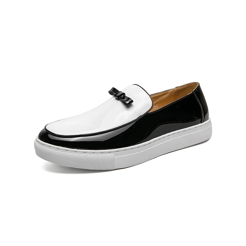 Fashionable loafers in two-colour design with buckle