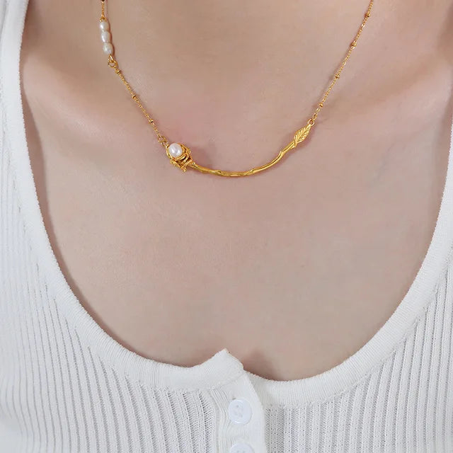 Delicate chain necklace with curved bar and single pearl embellishment