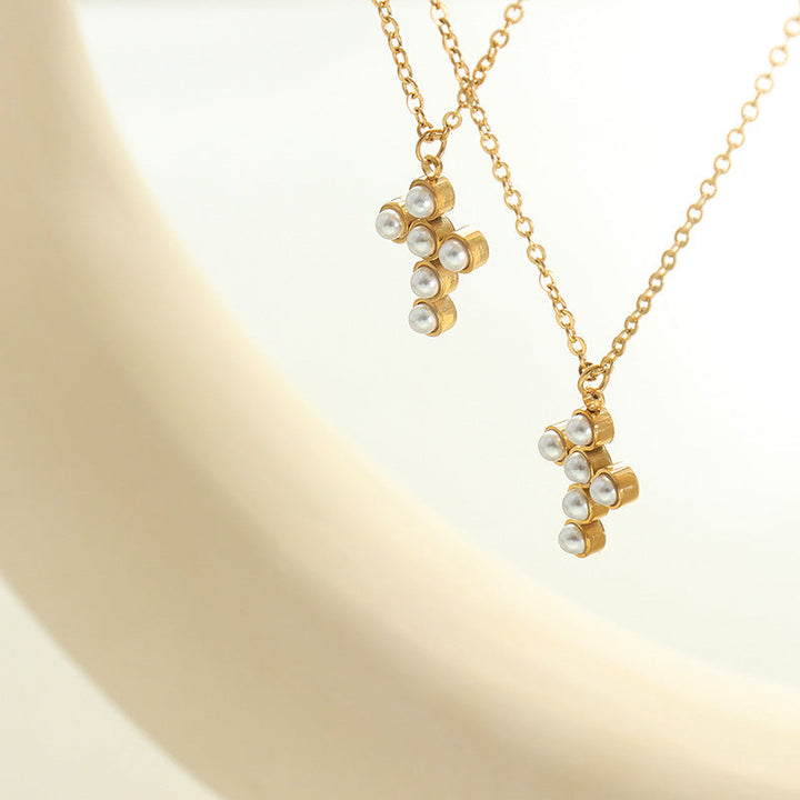 Cross pendant necklace with imitation pearls