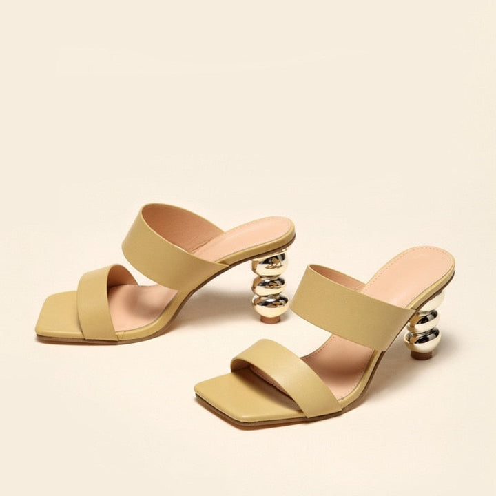 Elegant sandals with heel and square toe