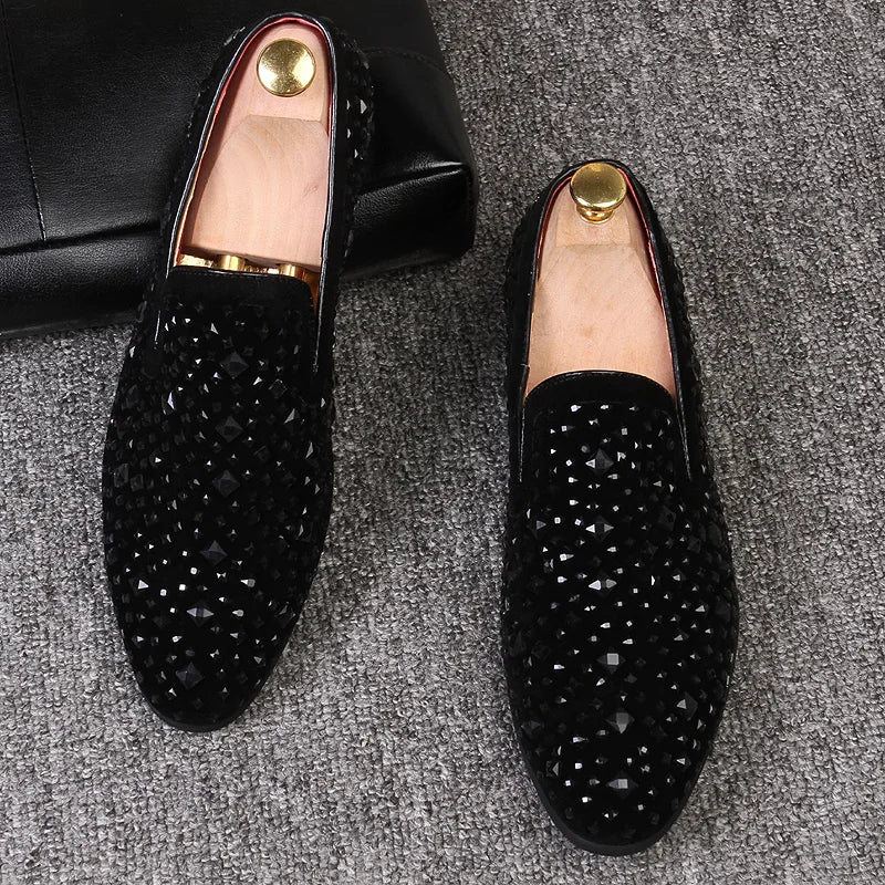 Elegant slip-on shoe with cut-out detail