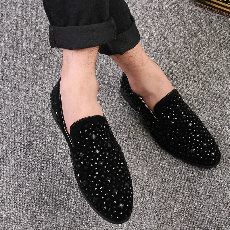 Elegant slip-on shoe with cut-out detail