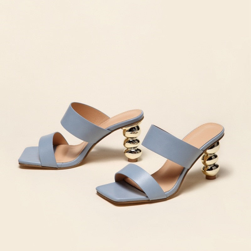 Elegant sandals with heel and square toe