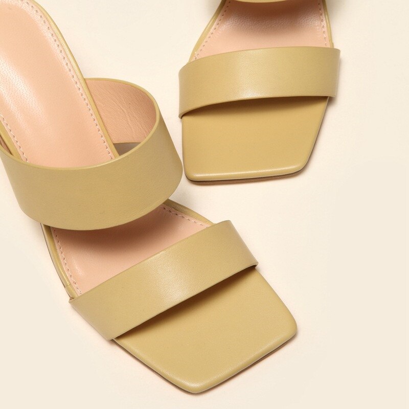 Elegant sandals with heel and square toe