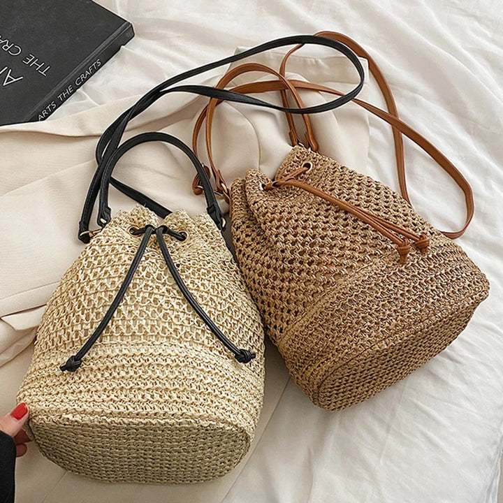 Women's summer straw shoulder bag: Hand-woven drawstring bucket style