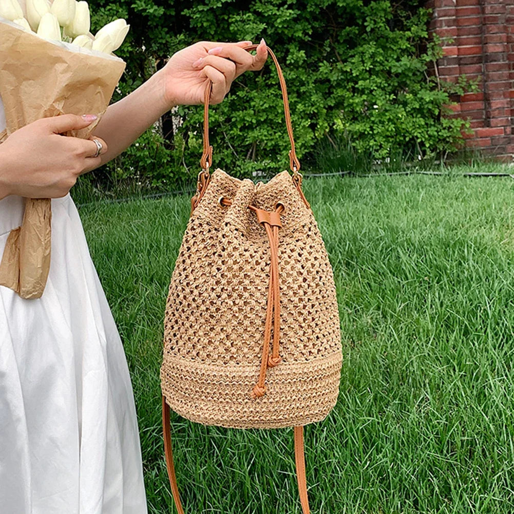 Women's summer straw shoulder bag: Hand-woven drawstring bucket style