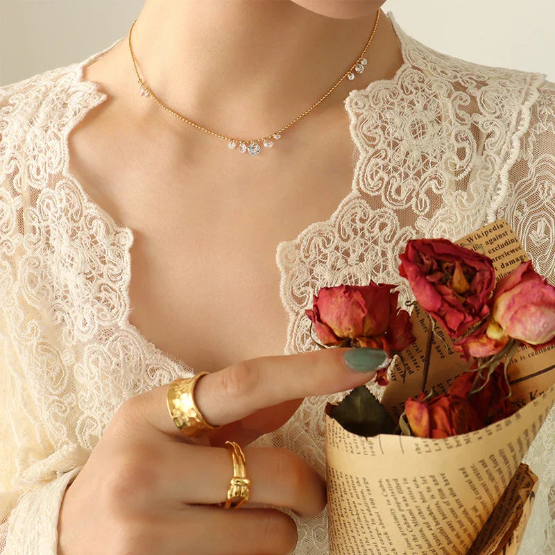 Elegant necklace with crystal pendants