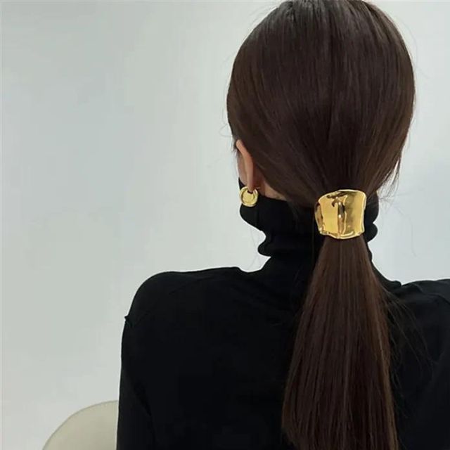 Metal hairband with sculptural design