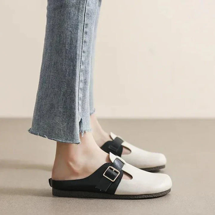 Minimalist flat shoes with buckle